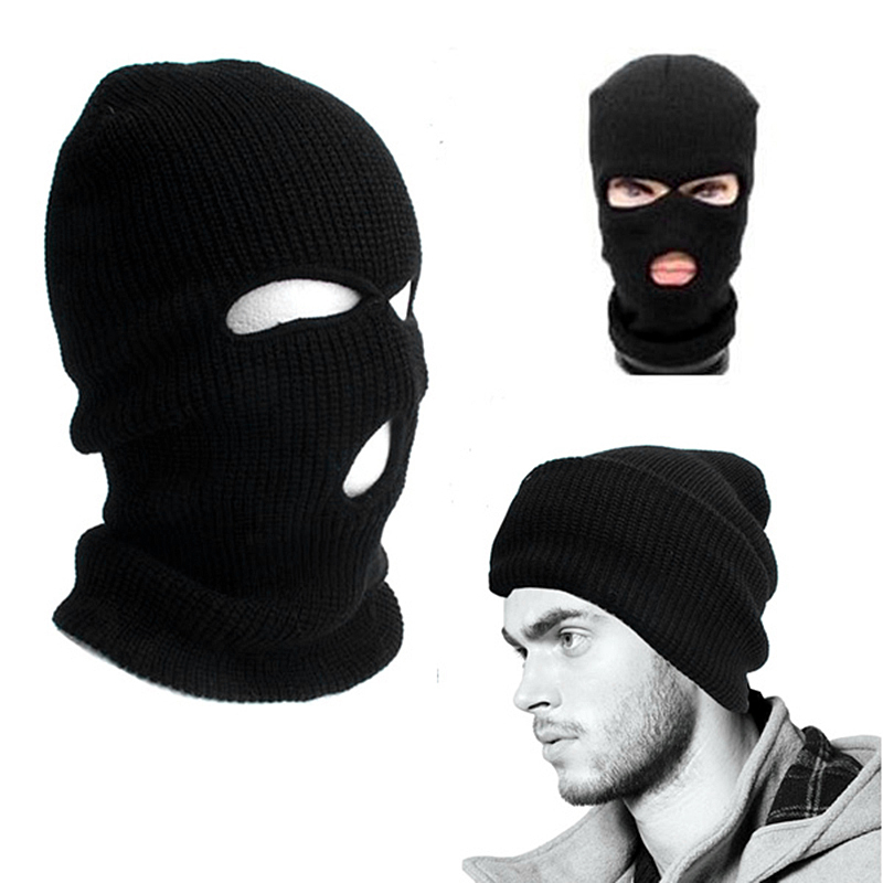 Le masque pour la peau de la personne tonifiant et nettoyant