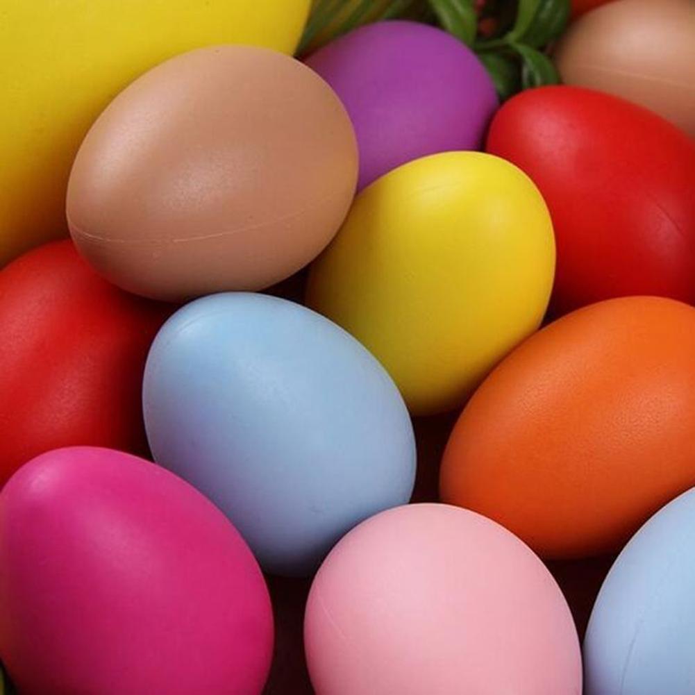 Разноцветные пластмассовые яйца