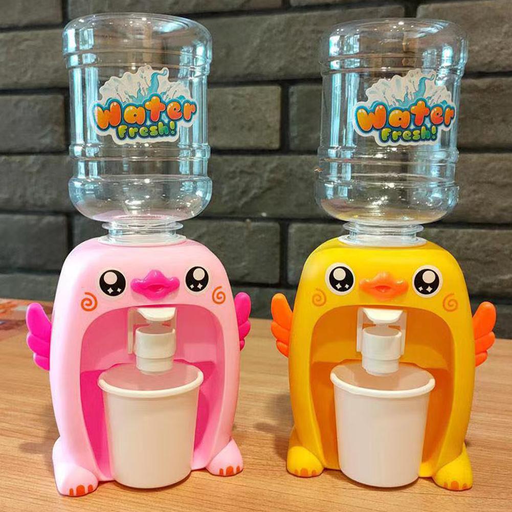 thumbnail image 2 of SGACAI Mini dispensador de agua para niños Juguete divertido Pequeño modelo amarillo Escena de juego Vida, 2 of 7