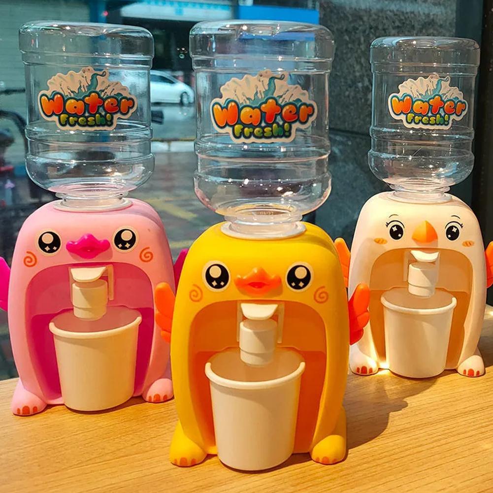 thumbnail image 3 of SGACAI Mini dispensador de agua para niños Juguete divertido Pequeño modelo amarillo Escena de juego Vida, 3 of 7