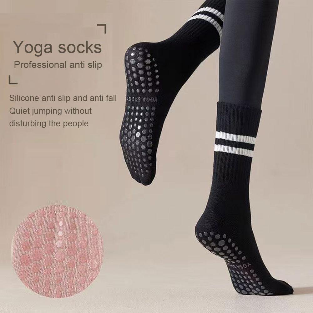 thumbnail image 2 of Ruifaya Calcetines deportivos de algodón con parte inferior de tubo medio, profesionales, antideslizantes de silicona para interiores, lote F6, 2 of 7