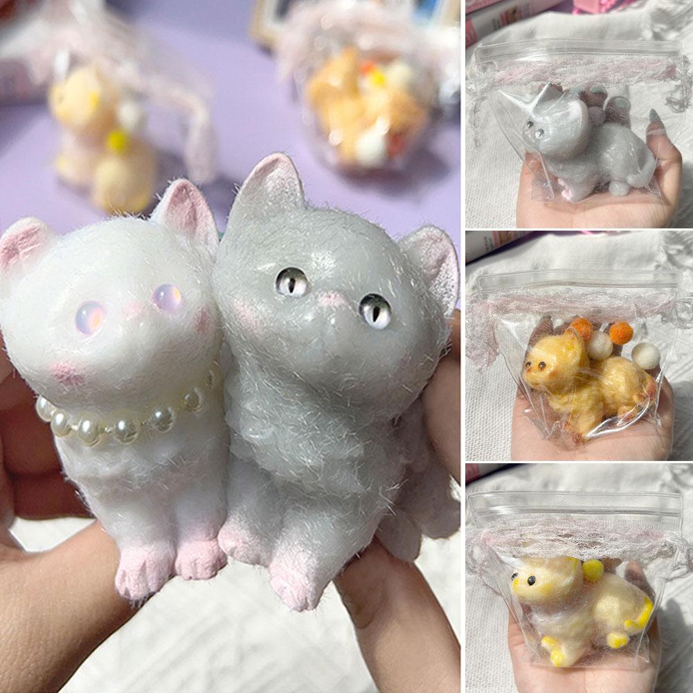 thumbnail image 3 of Wartleves Gatos de peluche kawaii de dibujos animados, juguete de rebote lento, tacto suave, juguete para apretar los dedos, 3 of 7